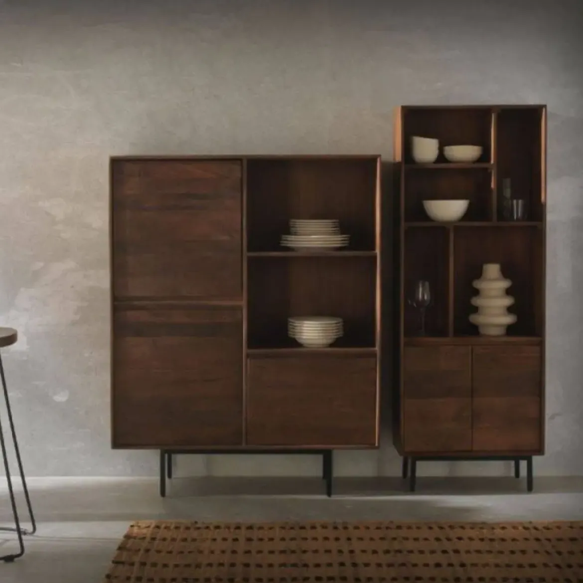 Aparador alto de 3 puertas lisas de madera de mango color natural con patas de metal GABAR 10819