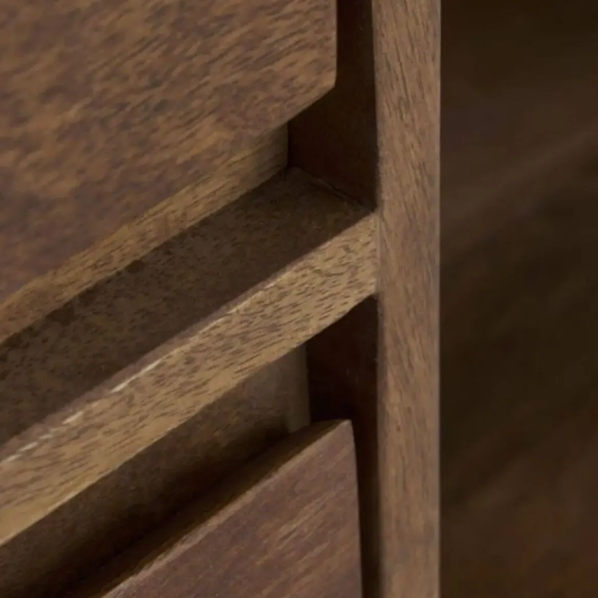 Aparador alto de 3 puertas lisas de madera de mango color natural con patas de metal GABAR 10819