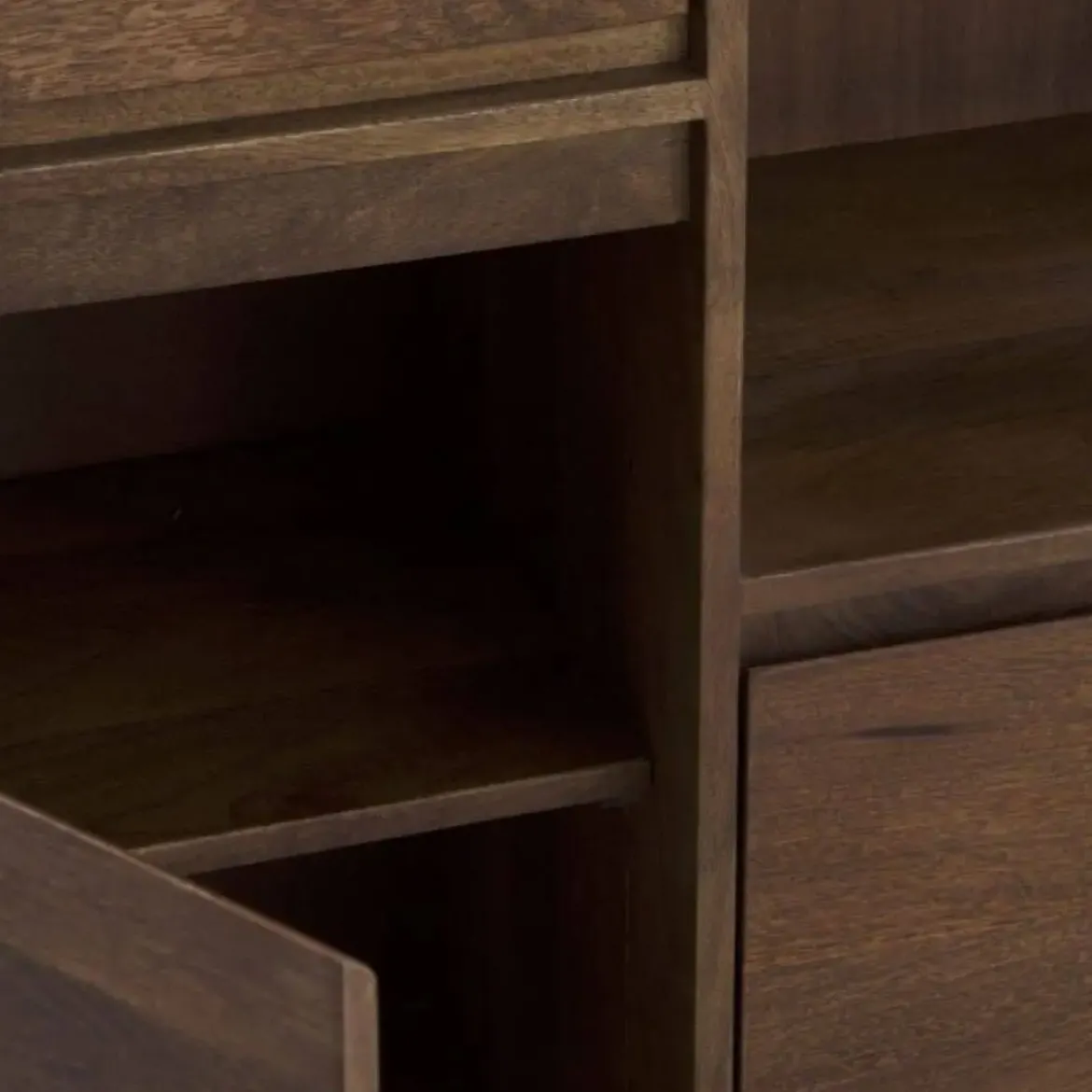 Aparador alto de 3 puertas lisas de madera de mango color natural con patas de metal GABAR 10819