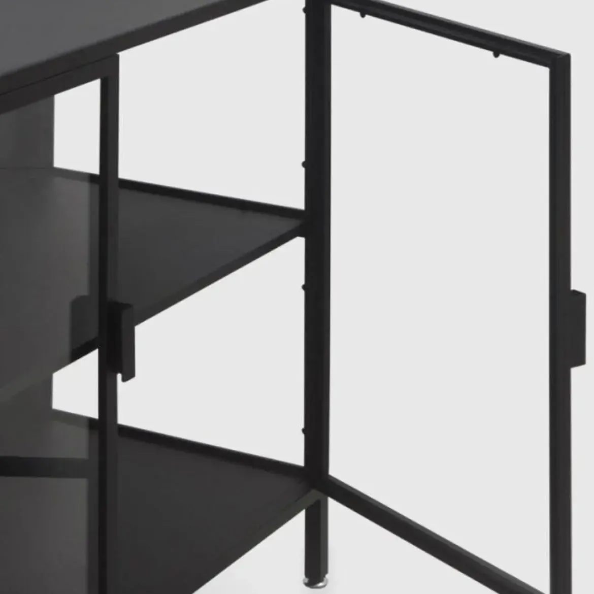 Aparador con puertas y laterales de cristal y estructura de metal negra GABAR 10867