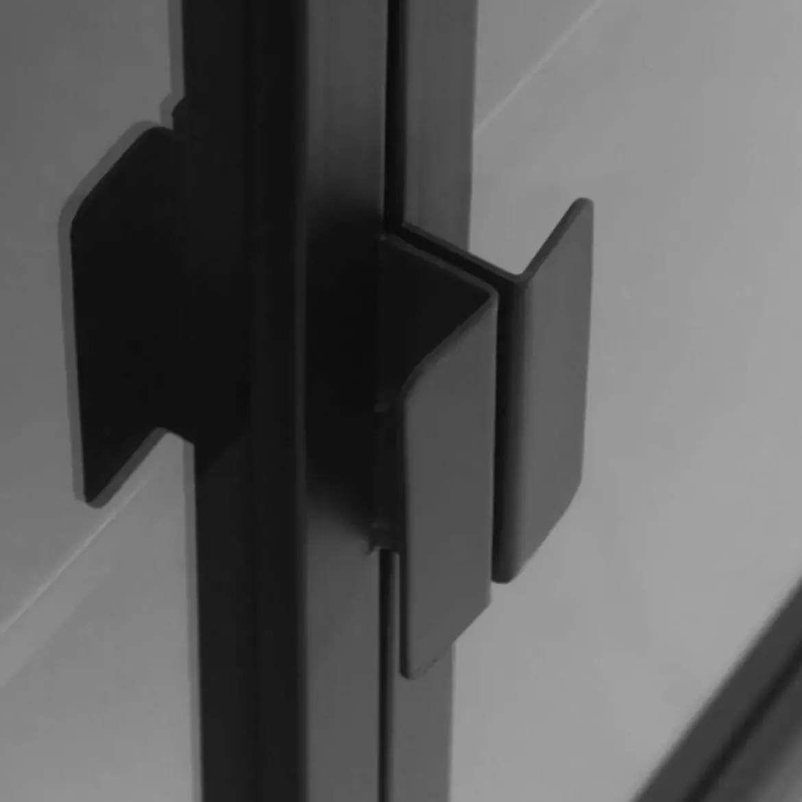 Aparador con puertas y laterales de cristal y estructura de metal negra GABAR 10867