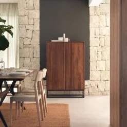 Aparador de mango macizo de 2 puertas con acabado natural GABAR 10817