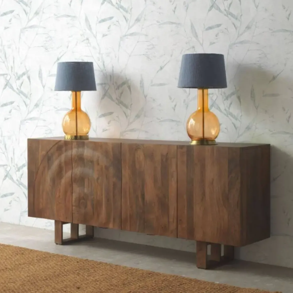 Aparador en acabado natural en madera de mango con puertas de ondas y patas de madera GABAR 11036
