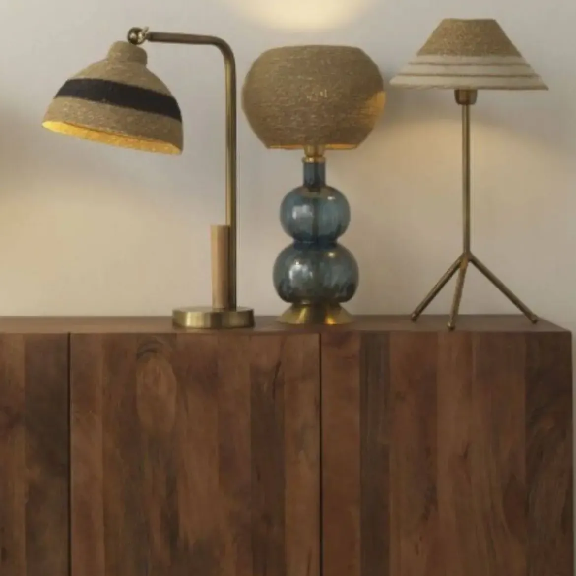 Aparador en acabado natural en madera de mango con puertas de ondas y patas de madera GABAR 11036