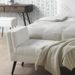 Banqueta blanca tapizada con patas de madera negras GABAR 10880