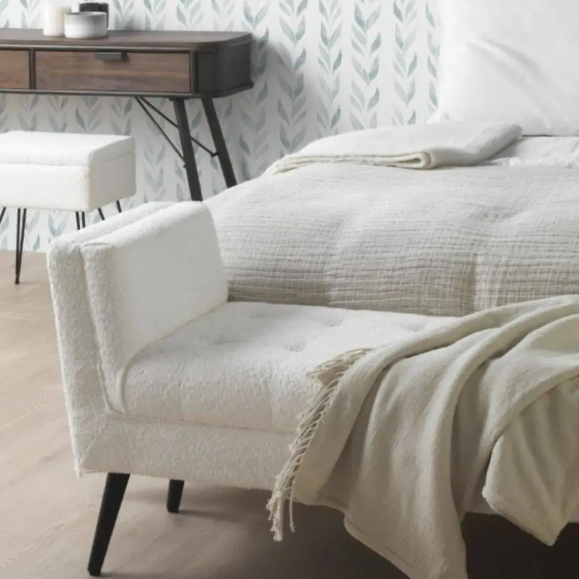 Banqueta blanca tapizada con patas de madera negras GABAR 10880