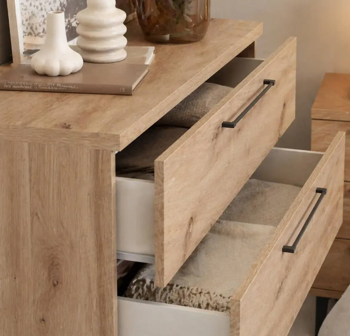 Composición de Dormitorio con Cabezal y Cómoda KRONOS.5
