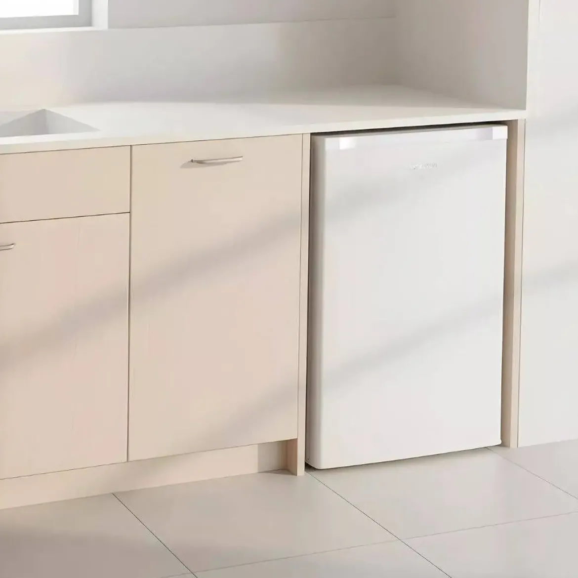 Congelador Vertical INFINITON 63 Litros con 3 Cajones CV85L8BDD