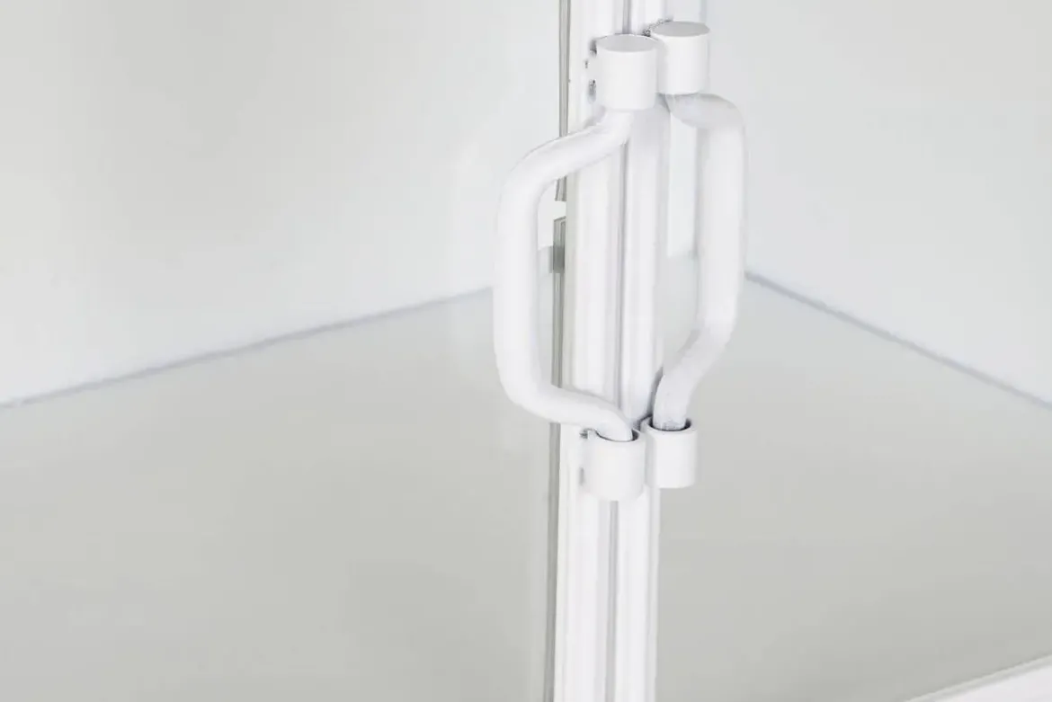 Consola de Metal Blanca con Puertas de Cristal MB-208105