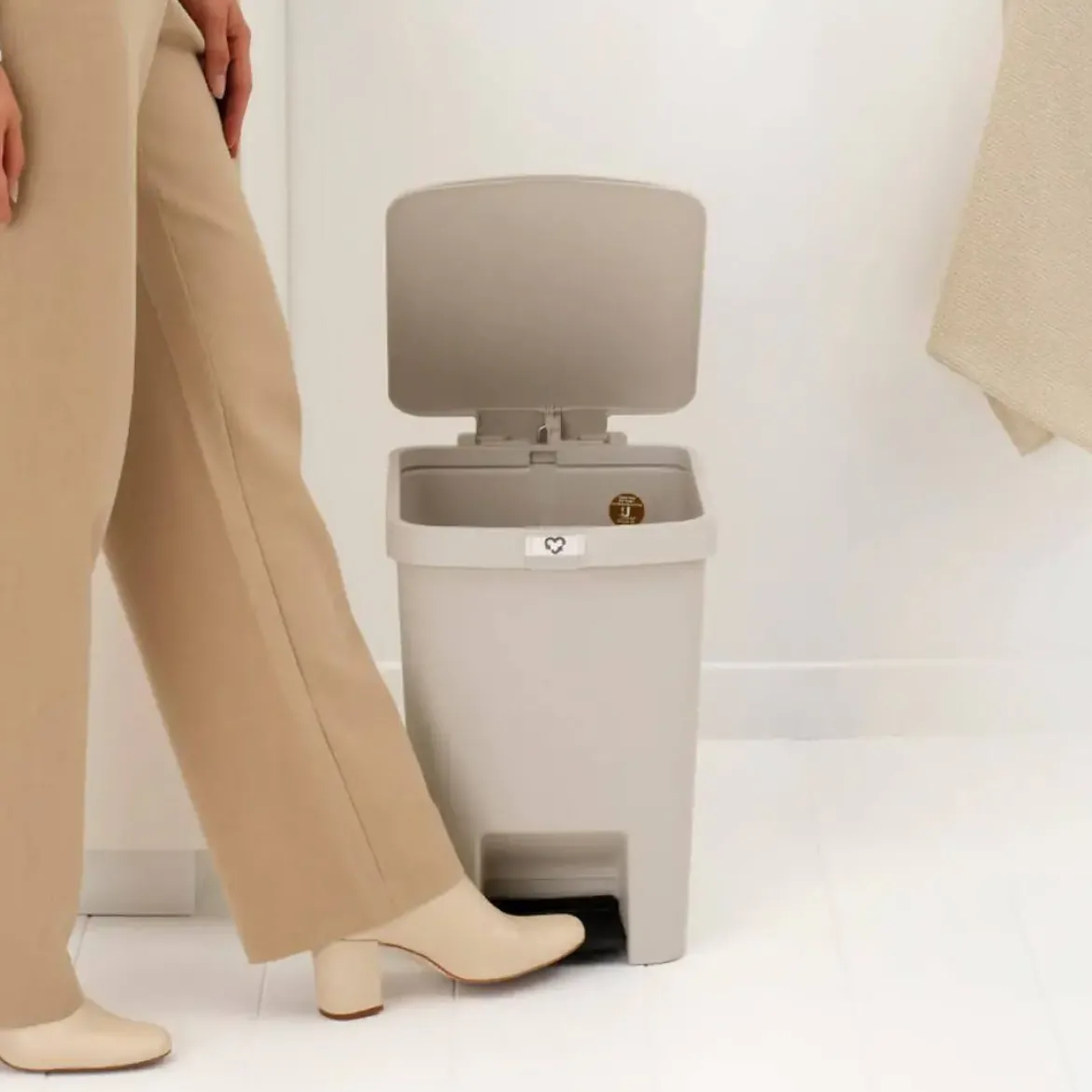 Cubo de Pedal 25 Litros con Cierre Suave Beige STEPUP 251863