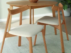 Juego de dos sillas con Asiento Tapizado en Tela y Estructura de Madera OVIS