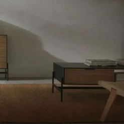 Mesa de centro de madera chapada en fresno de color negro con cajones naturales GABAR 10977