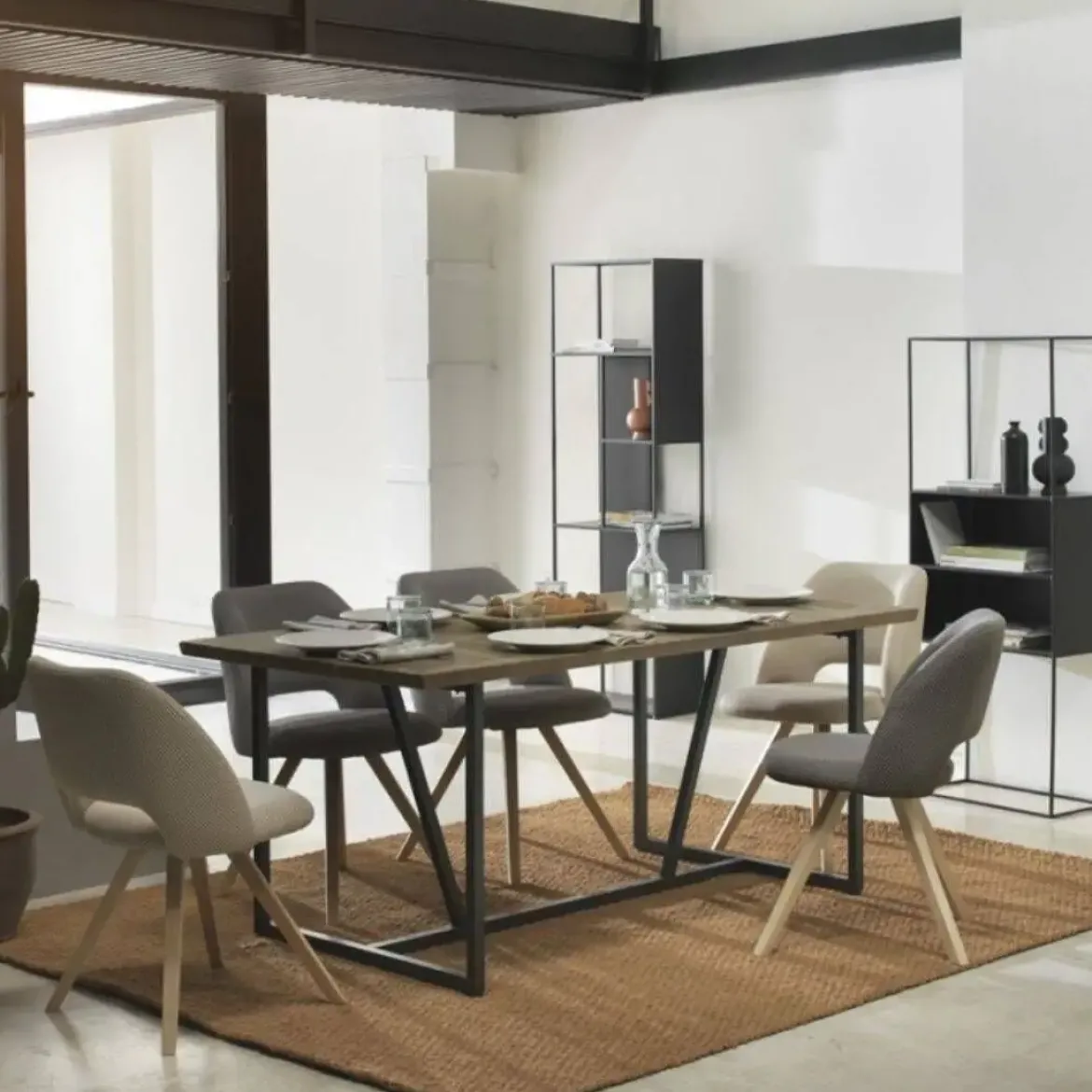 Mesa rectangular de metal con sobre de madera maciza color natural GABAR 10963