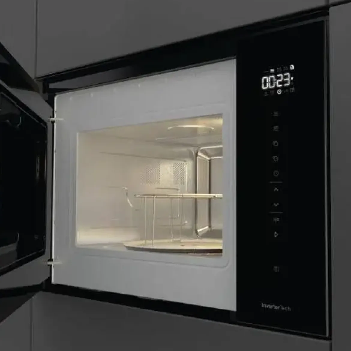 Microondas Integrable Cristal Negro 25L con Grill HISENSE BIM325GI63DBG