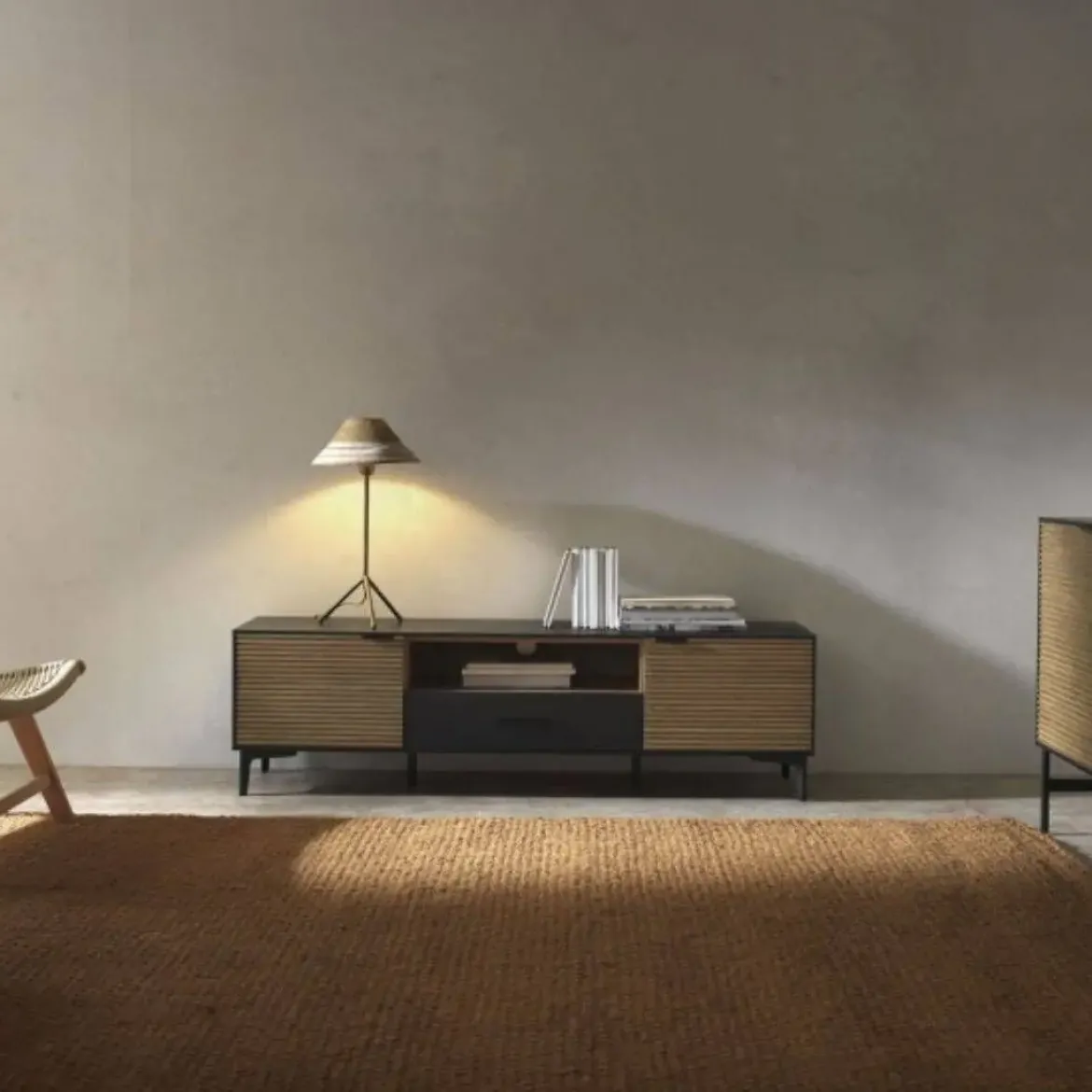 Mueble de TV Chapado en Fresno Natural con Cajón Negro GABAR 10976
