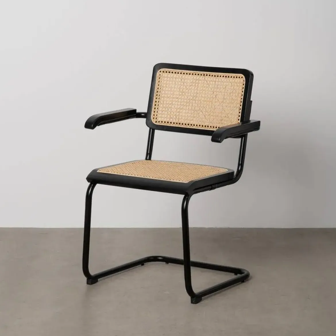 Silla de Madera y Ratán con Patas de Metal y Reposabrazos Color Negro 614518