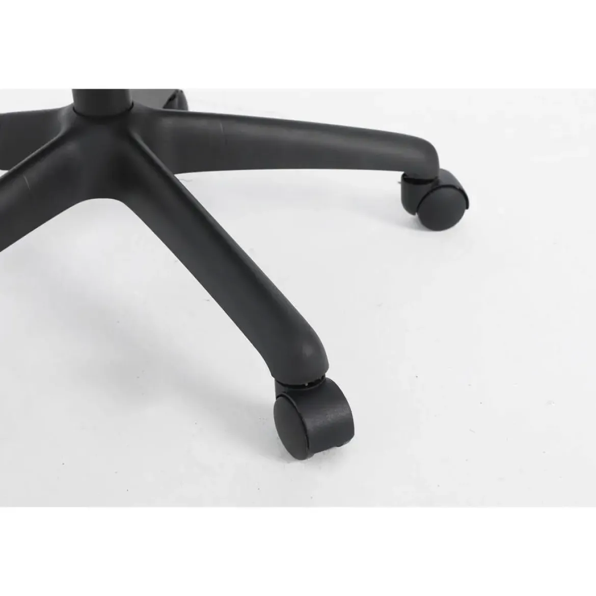Silla de Oficina con Ruedas Tapizada en Tela y Rejilla Negra MAR