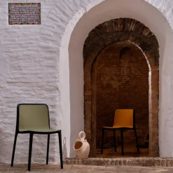 Silla de Polipropileno de Color Verde Oliva y Patas Negras BIKA SBK40