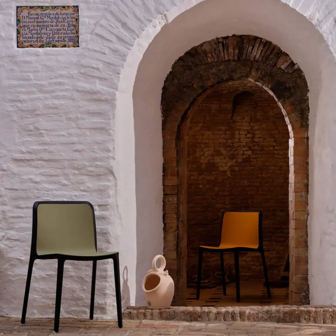 Silla de Polipropileno de Color Verde Oliva y Patas Negras BIKA SBK40