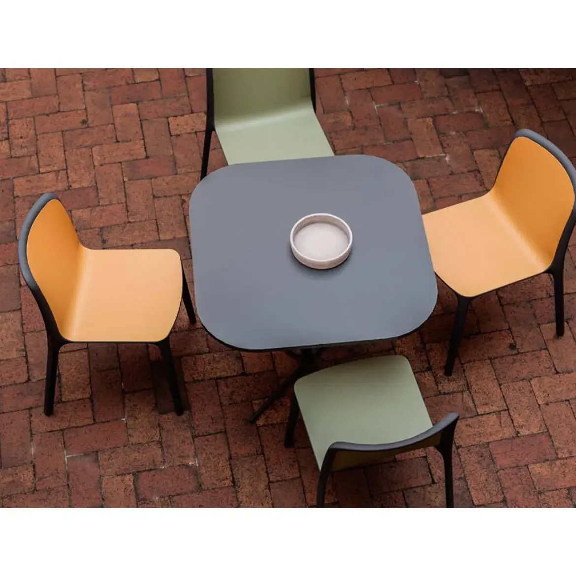 Silla de Polipropileno de Color Verde Oliva y Patas Negras BIKA SBK40