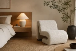 Sillón Beige Tapizado en Suave Poliéster Sobre Estructura de Madera Chapada 29-44