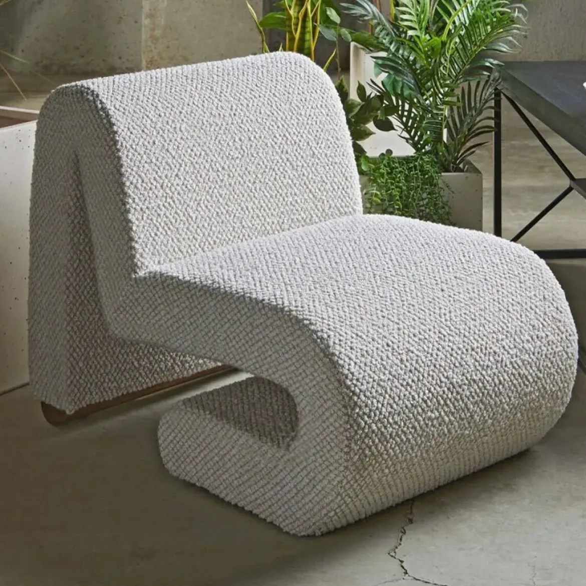 Sillón Beige Tapizado en Suave Poliéster Sobre Estructura de Madera Chapada 29-44