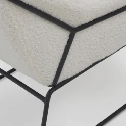 Sillón blanco tapizado con patas metálicas negras GABAR 10779