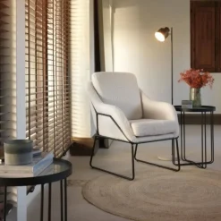 Sillón blanco tapizado con patas metálicas negras GABAR 10779
