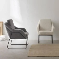 Sillón blanco tapizado con patas metálicas negras GABAR 10779