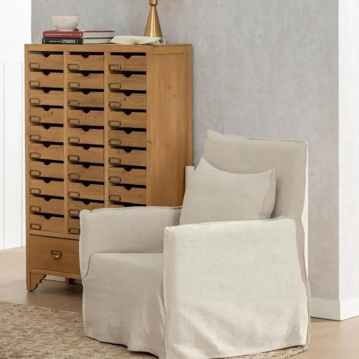 Sillón de Madera Tapizado en Tela Crema 611754
