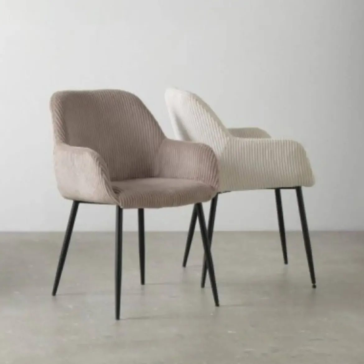 Sillón de pana lavanda con patas de metal negras GABAR 11060/1