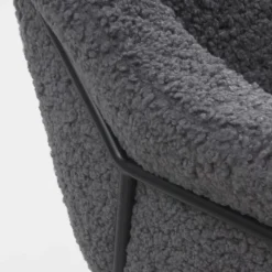 Sillón gris tapizado con patas metálicas negras GABAR 10780