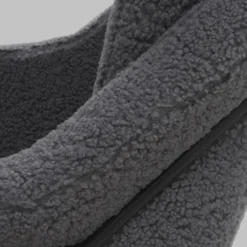 Sillón gris tapizado con patas metálicas negras GABAR 10780