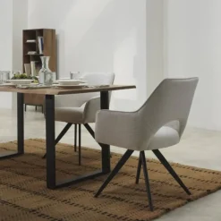 Sillón tapizado en color beige con patas metálicas negras GABAR 11058/1