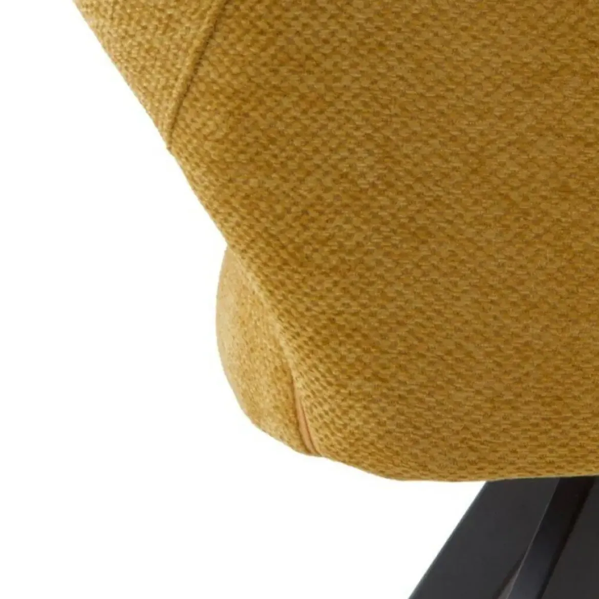 Sillón tapizado en color mostaza con patas metálicas negras GABAR 11059/1