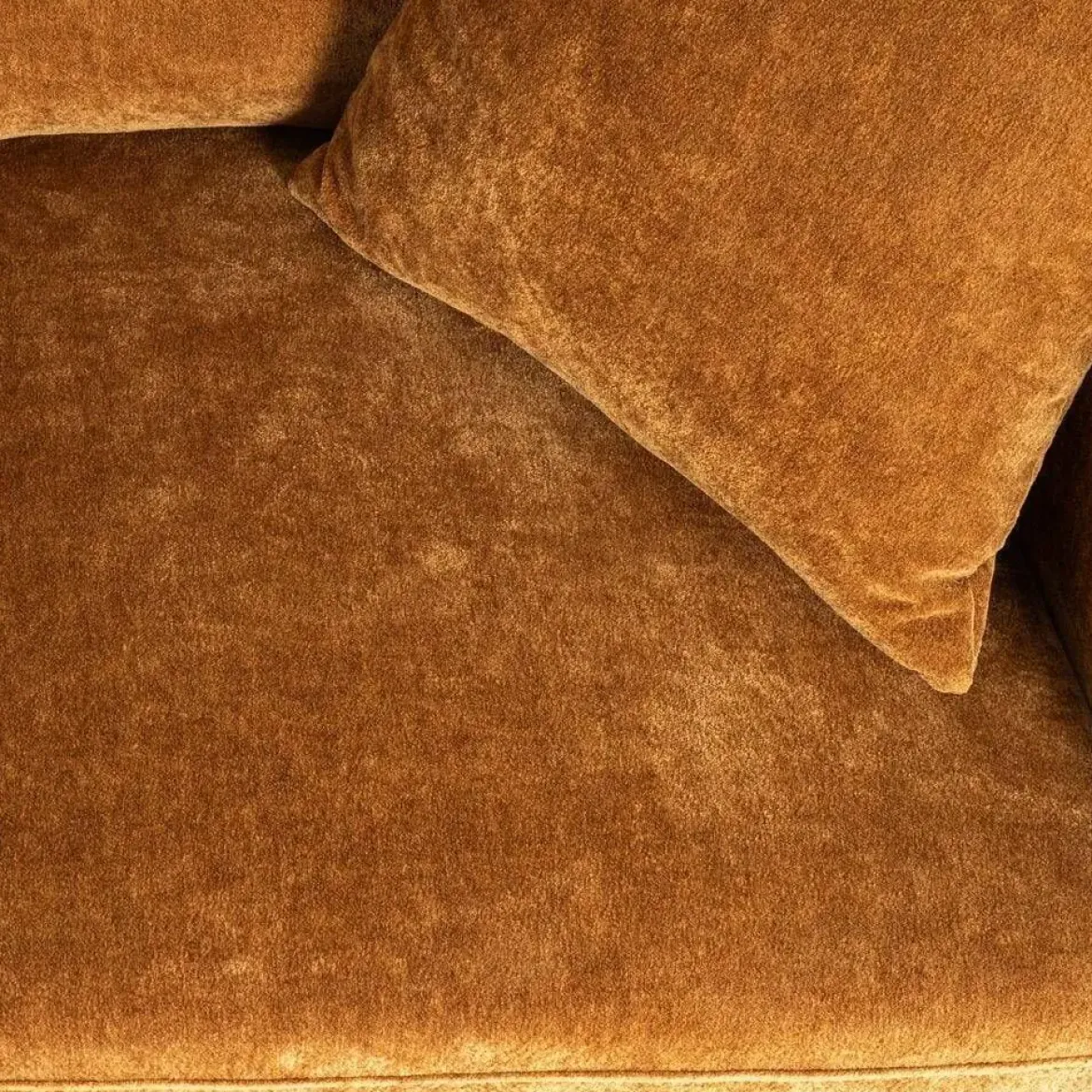 Sofá 2 Plazas Ocre Tejido en Poliéster con Patas de Madera 165 cm 615448