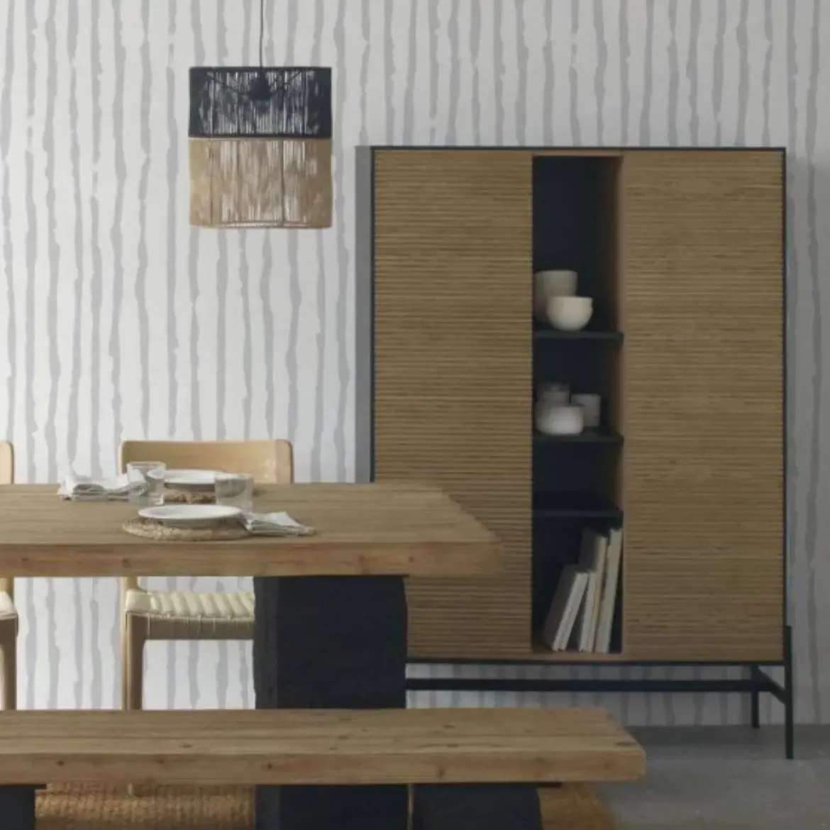 Vitrina chapada en fresno negro con estantes y 2 puertas en natural GABAR 10972