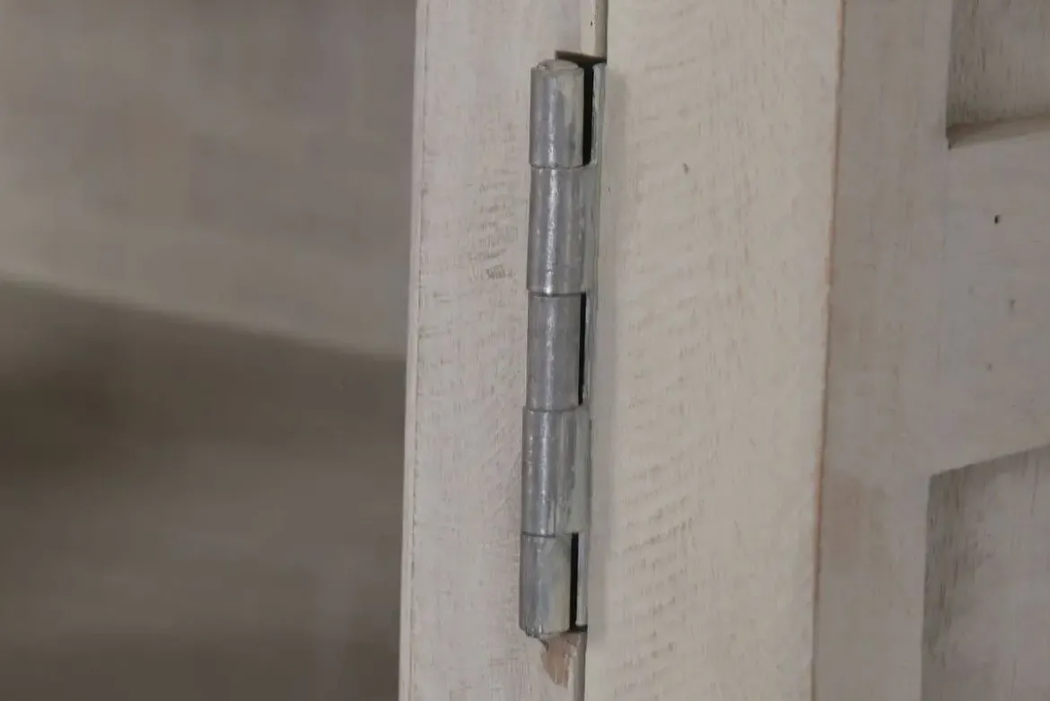 Vitrina de Madera de Mango con Dos Puertas Decapé MB-220541