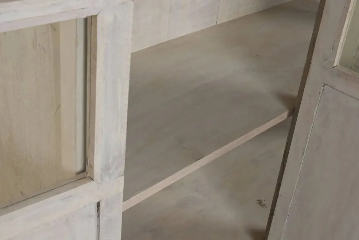Vitrina de Madera de Mango con Dos Puertas Decapé MB-220541