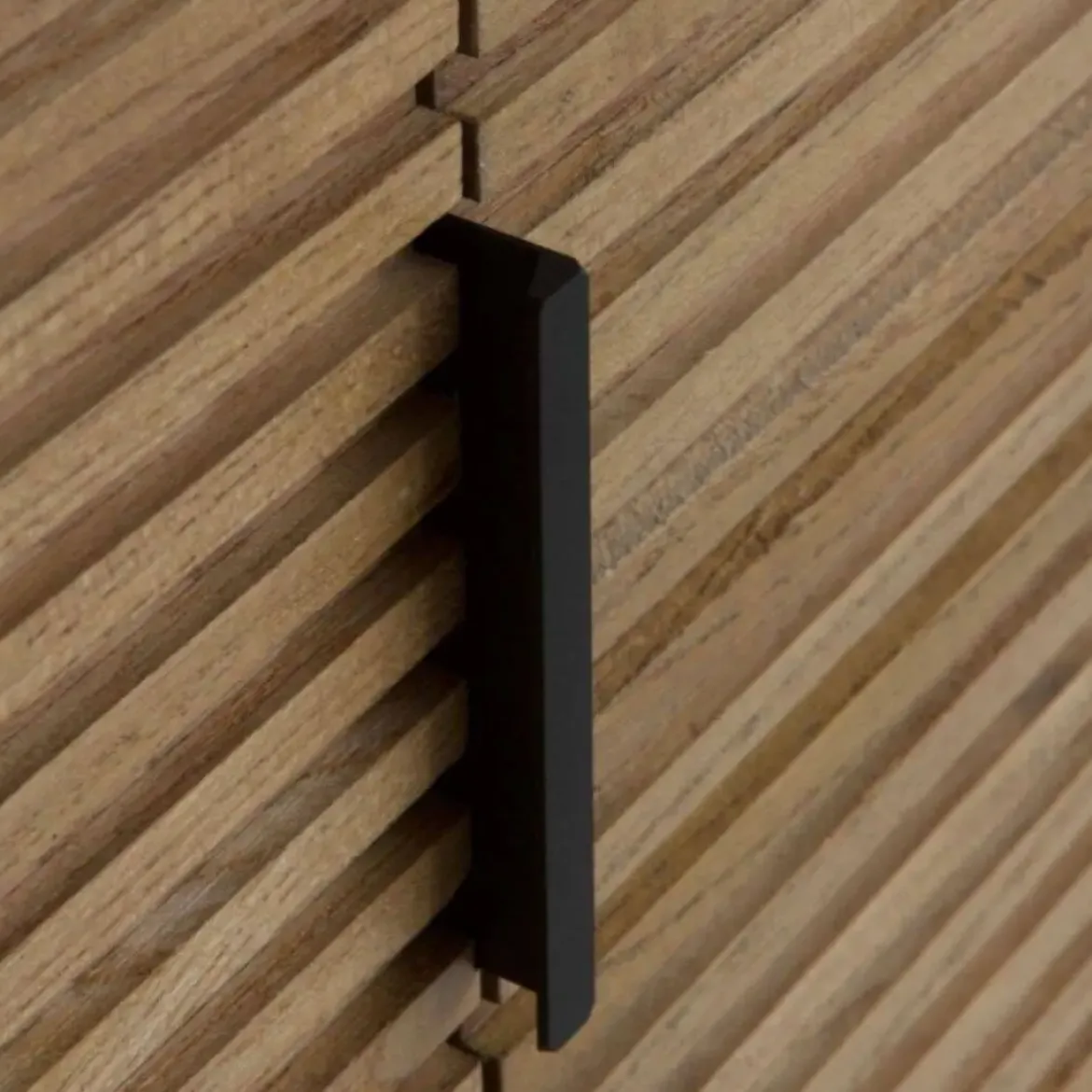 Vitrina negra chapada en fresno con 2 puertas de madera natural GABAR 10974